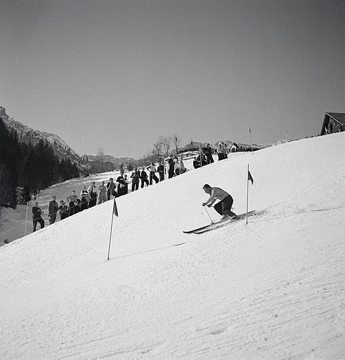 [Skirennen] Engelberg, ca. 1938 Foto: Ernst Brunner Negativ s/w, 6x6 cm Sammlung SGV_12: Ernst Brunner SGV_12N_12837 © Schweizerische Gesellschaft für Volkskunde