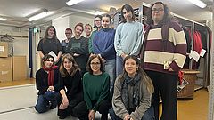 Seminargruppe im Kostümfundus des Theater Basel, geführt von Frau Speiser (hinten, zweite von links)