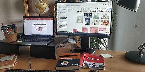 Arbeitsplatz mit zwei Bildschirmen 