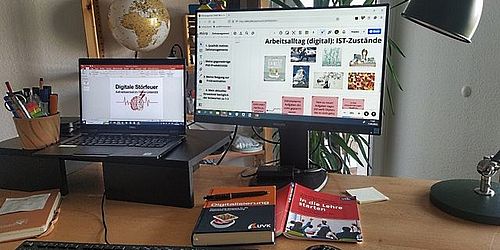 Arbeitsplatz mit zwei Bildschirmen