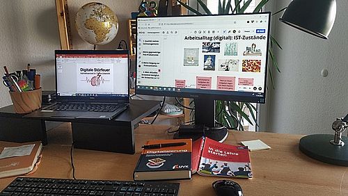 Arbeitsplatz mit zwei Bildschirmen 