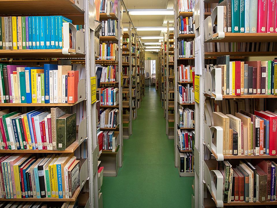 Regale Bibliothek