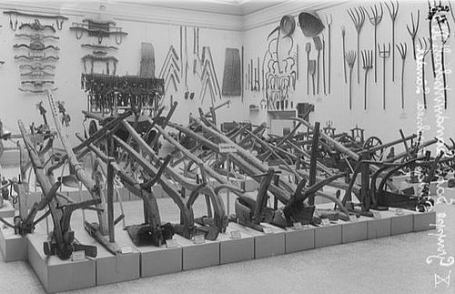 Raum in einem Museum mit ausgestellten Pflügen
