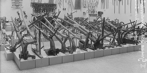 Raum in einem Museum mit ausgestellten Pflügen