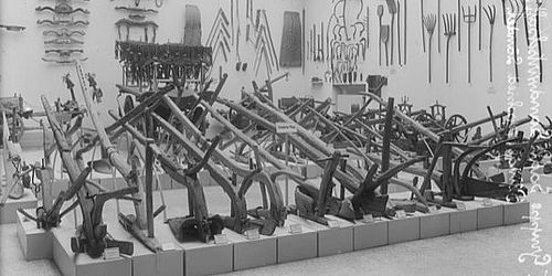 schwarz weiss Bild von einer Ausstellung von Pflügen