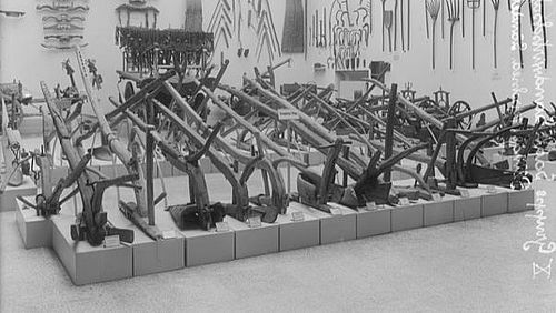 Raum in einem Museum mit ausgestellten Pflügen