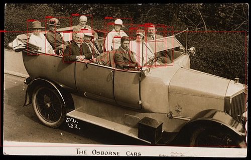 Menschen in einem Auto, Gesicht wird mit einem roten Rahmen umrandet 