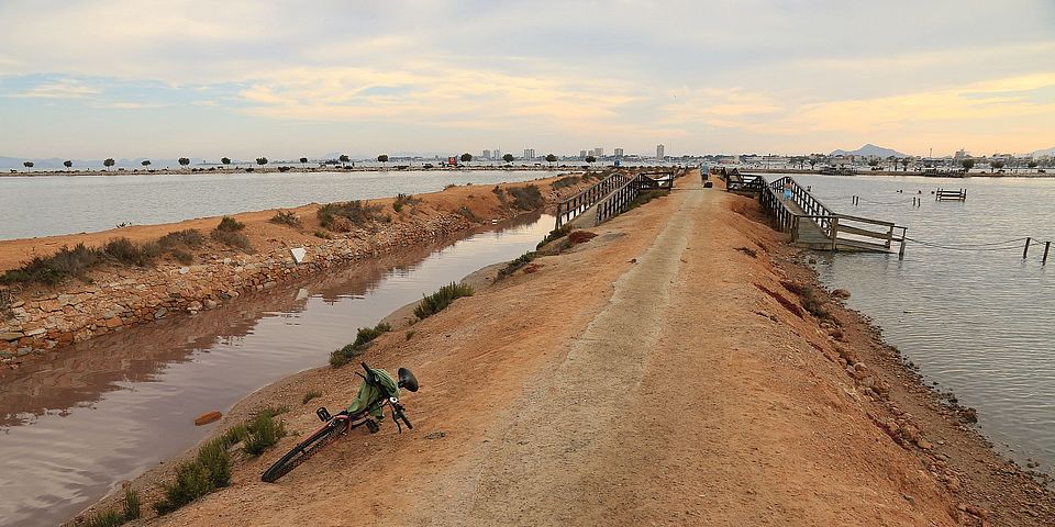 Wasser mit Weg in der Mitte 