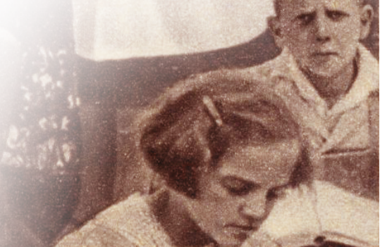 schwarz-weiss Fotografie von zwei Kindern 