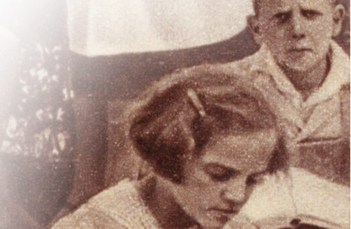 schwarz-weiss Fotografie von zwei Kindern 