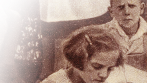 schwarz-weiss Fotografie von zwei Kindern 