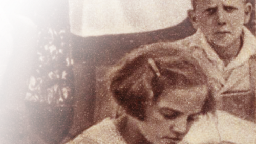 schwarz-weiss Fotografie von zwei Kindern 