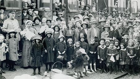  schwarz-weiss Bild von Kinder an einem Bahnhof 