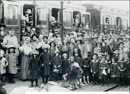  schwarz-weiss Bild von Kinder an einem Bahnhof 