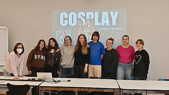 Die Seminargruppe nach dem Vortrag von Raphaela Portmann (Mitte) zu Cosplay als kultureller Praxis, mit Dr. Ulrike Langbein (links) Seminarleitung