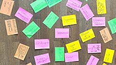 Bunte Notizzettel am Boden 