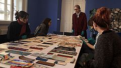 Objekte aus der Modesammlung des Historischen Museums Basel, präsentiert durch Dr. Bettina Giersberg (Mitte).