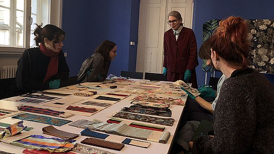 Objekte aus der Modesammlung des Historischen Museums Basel, präsentiert durch Dr. Bettina Giersberg (Mitte).