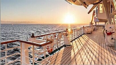 Kreuzfahrtschiff auf dem Meer mit Sonne 