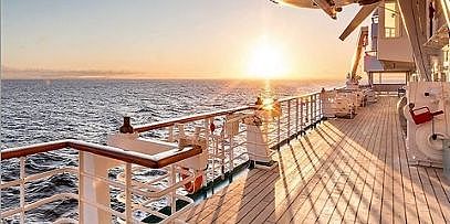 Kreuzfahrtschiff auf dem Meer mit Sonne 