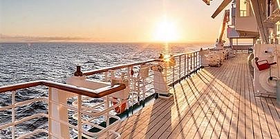 Kreuzfahrtschiff auf offenem Meer mit Sonne 