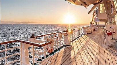 Kreuzfahrtschiff auf dem Meer mit Sonne 