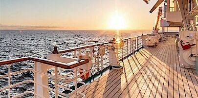 Kreuzfahrtschiff auf offenem Meer mit Sonne 