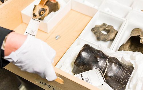 Objekte aus dem Museum in einer Holzkiste 