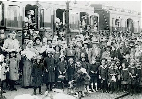 Buchcover: schwarz weiss Foto von Kindern am Bahnhof 